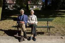 852148 Portret van Paul en Truus, bewoners van het huis Pelmolenweg 16 te Utrecht, op een bankje in het singelplantsoen.